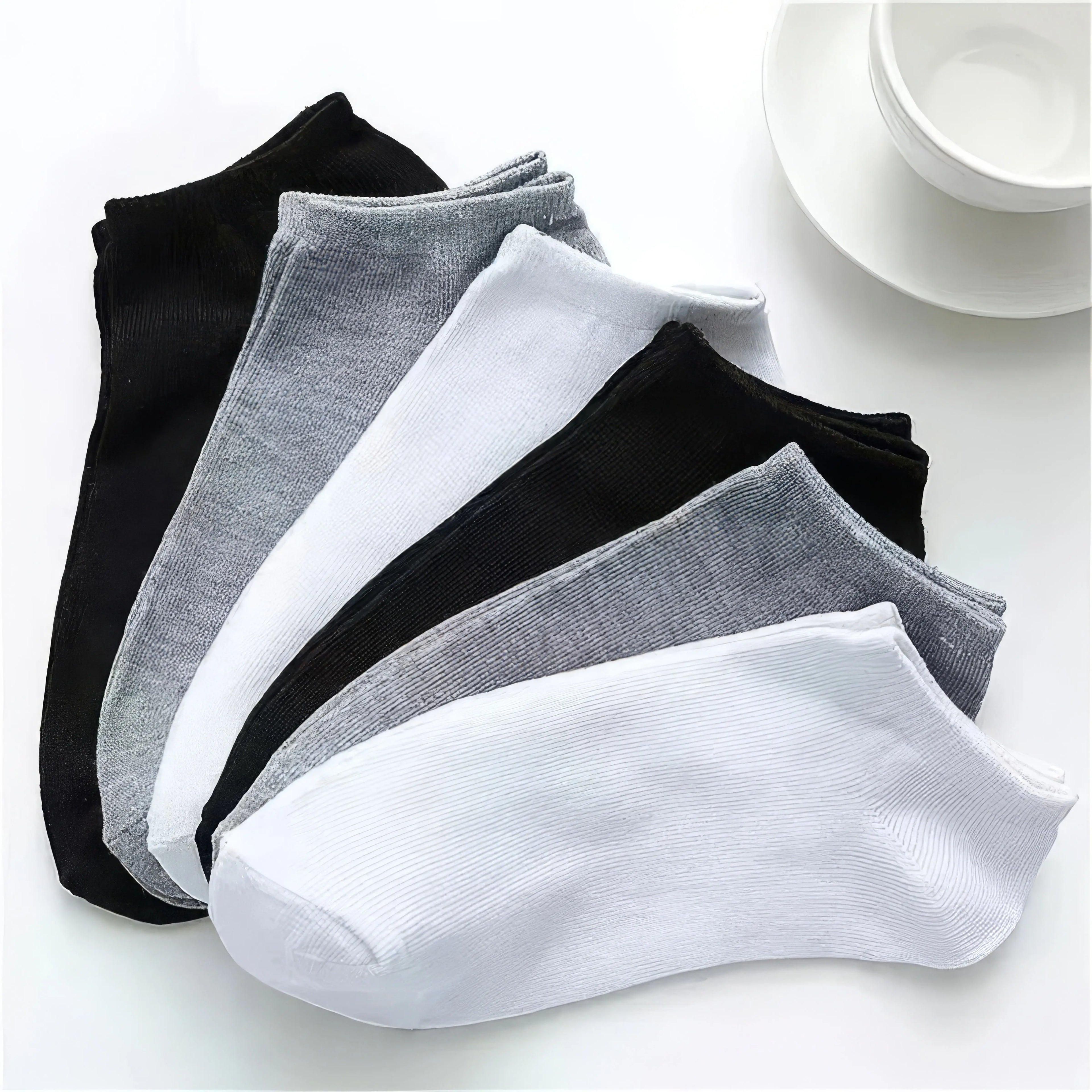 10 Pairs Solid white ankle socks.