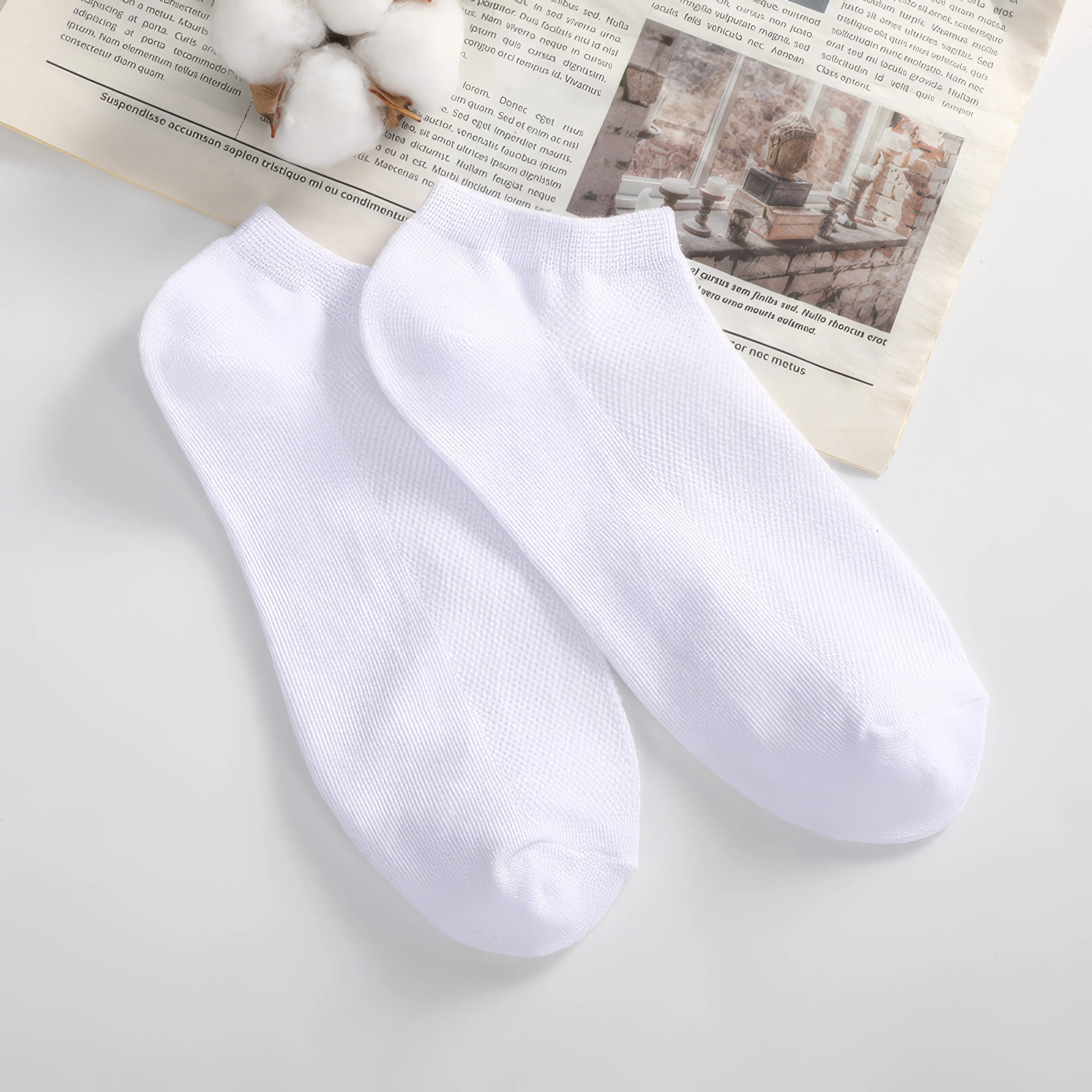 10 Pairs Solid white ankle socks.