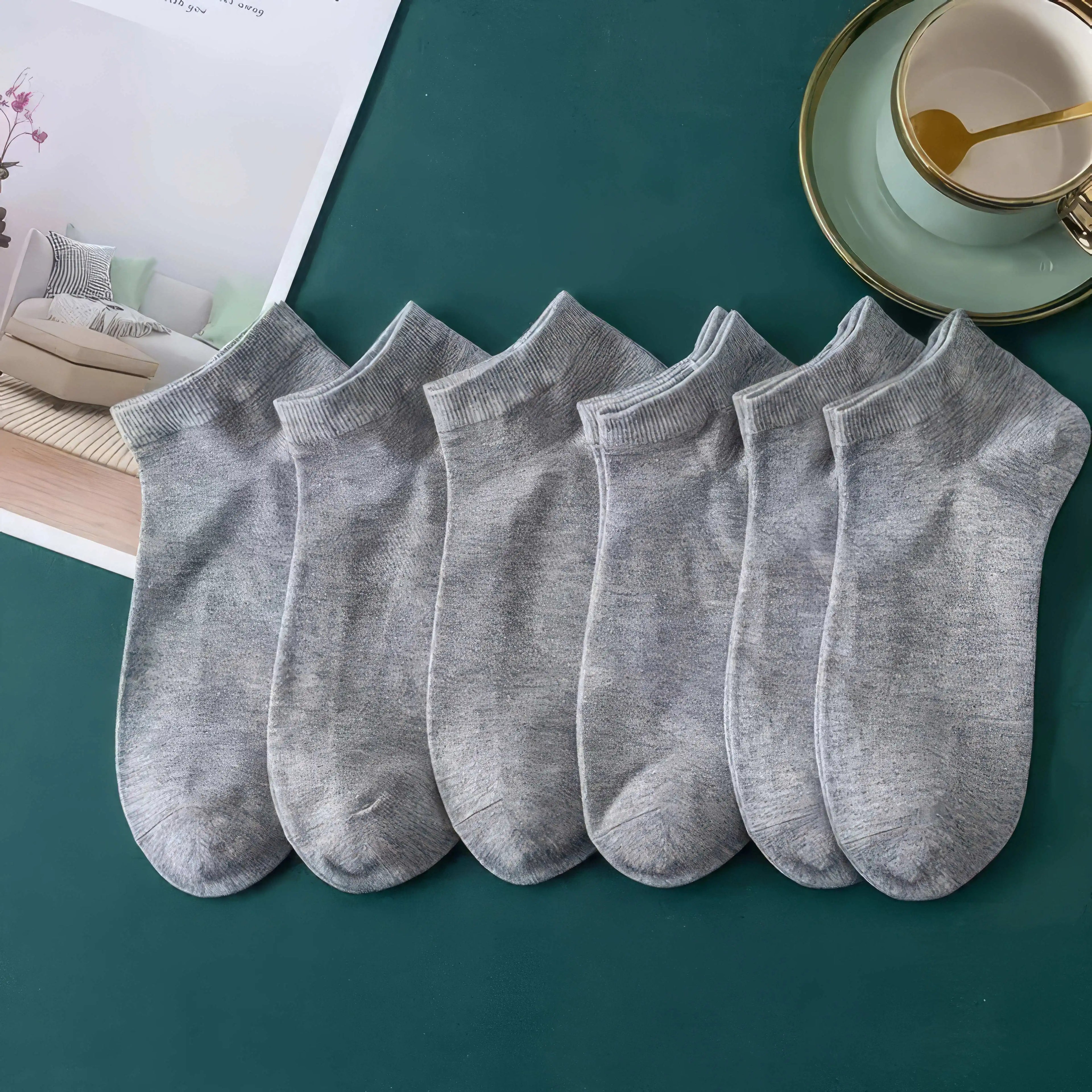 10 Pairs Solid white ankle socks.
