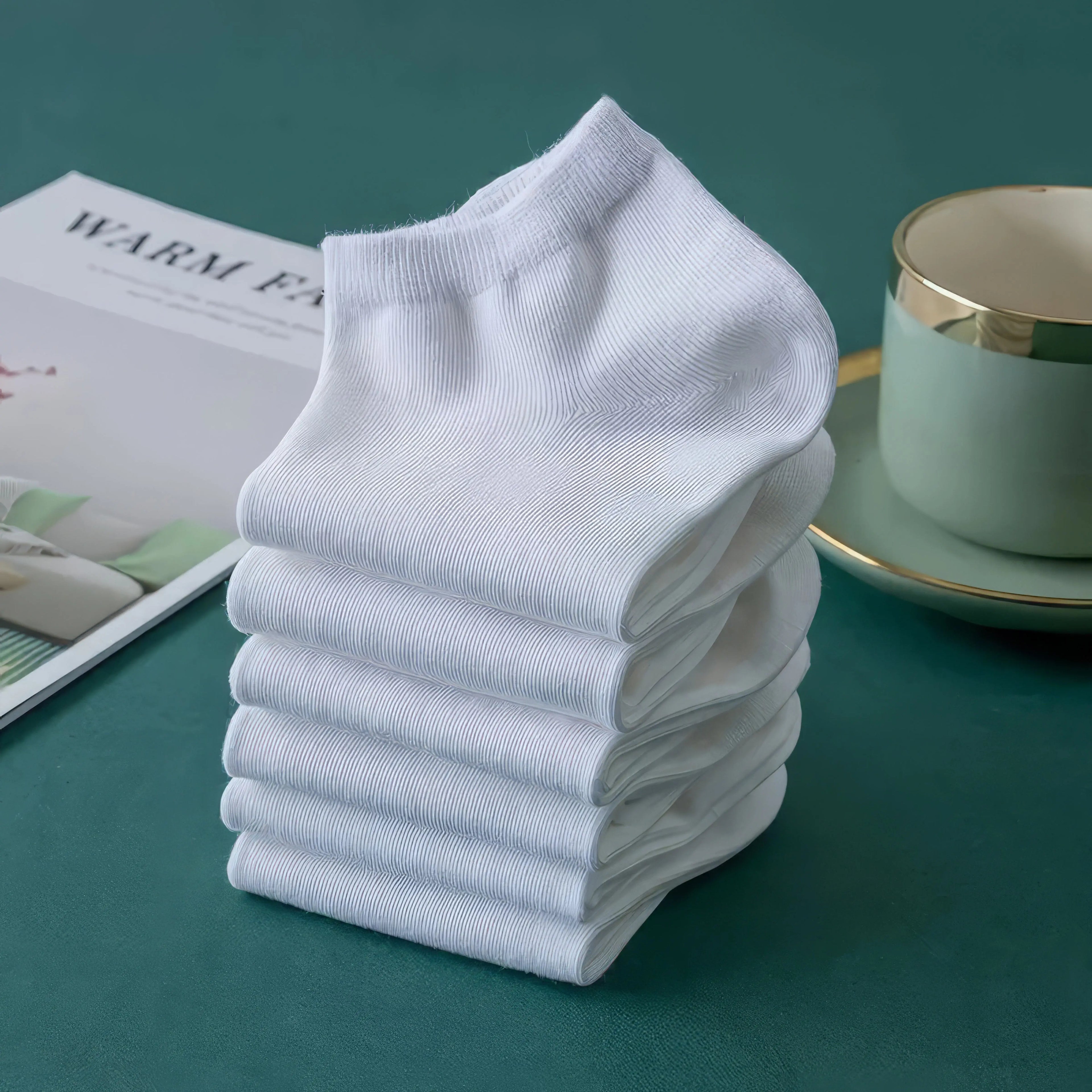 10 Pairs Solid white ankle socks.